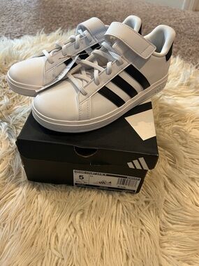 Adidas Grand Court 2.0 size 5 Classic White and Black Velcro Sneakers